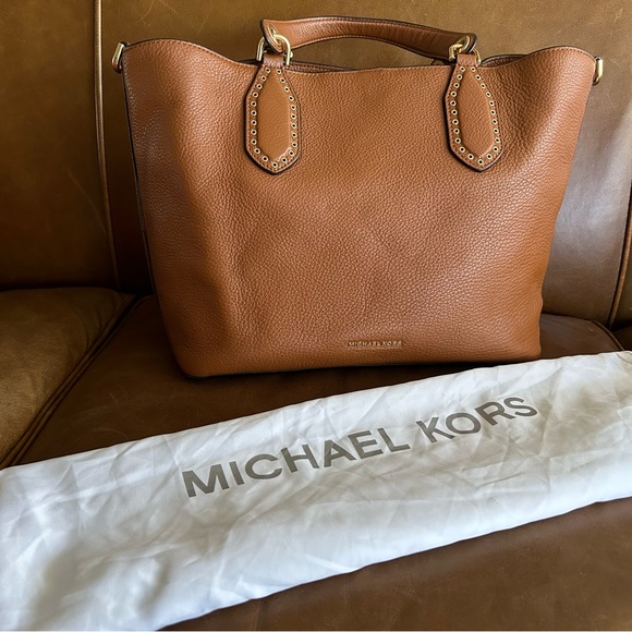 Michael Kors Large Grab Bag
Brown Pebble Leather Shoulder
Strap & zipper tassel - Picture 3 of 4